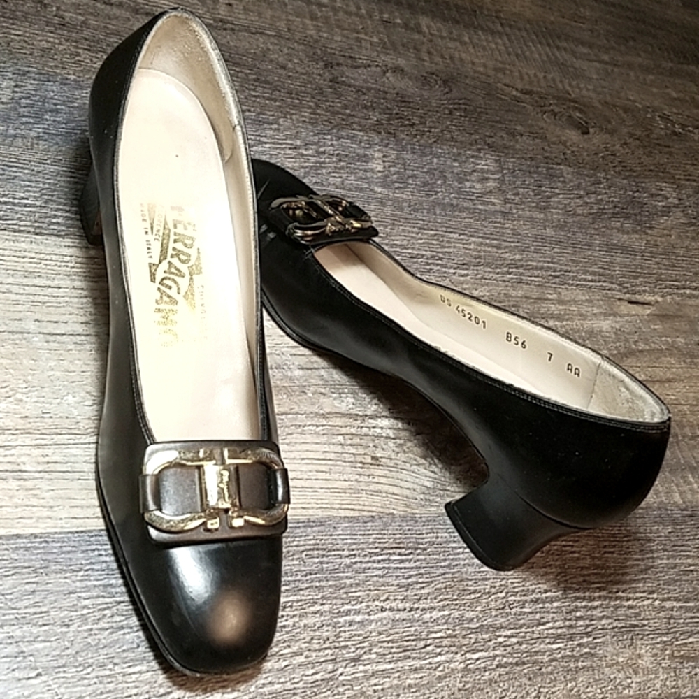 Salvatore FERRAGAMO 7 AA Gold Monogram Name Plate Toe Leather Pump Heel Italy